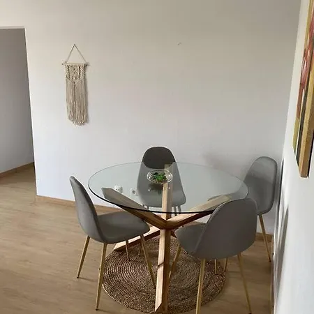 Cozy 3 Bedroom With Free Parking Premises דירה