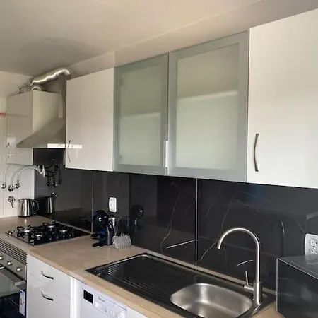 Cozy 3 Bedroom With Free Parking Premises דירה