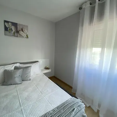 Cozy 3 Bedroom With Free Parking Premises Apartment *