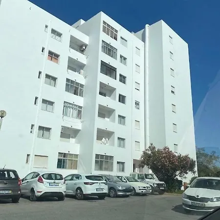 Cozy 3 Bedroom With Free Parking Premises *